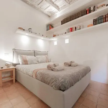 Gonfalone Apartment