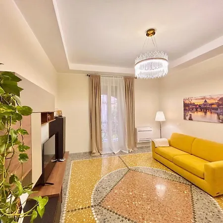 Elegant Apartment With Balcony Near The Center