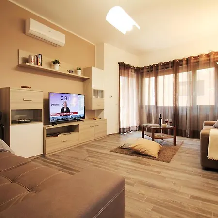 Eur Bright Spacious Terraced Apartment With Private Parking Only For Small Cars