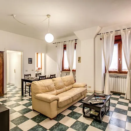 Popolo Accommodation - Lovely Central Apartment