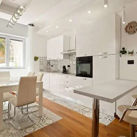 3 Bed Modern Flat - 15 Minutes Walk To Colosseum