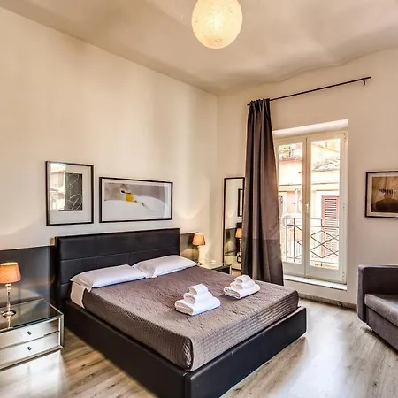 Lovely Apartment With Balcony In Campo De' Fiori
