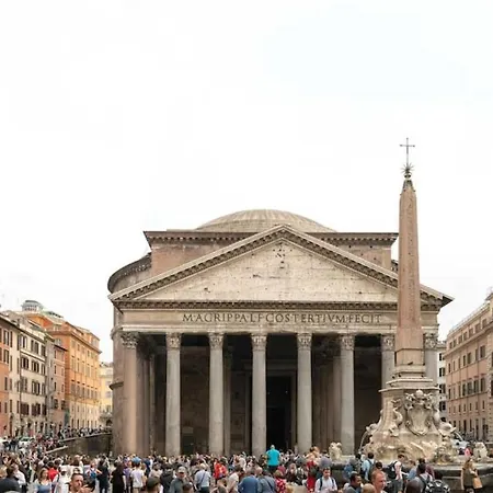 The Artist'S House In Front Of Pantheon Apartment