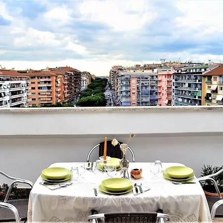 Appartamento Attico luminoso terrazza Metro A Aria Cond WiFi