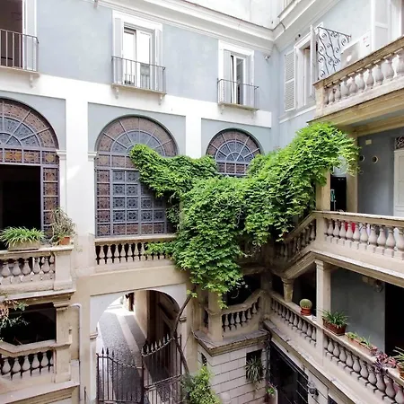 Elegant And Calm In Campo Dei Fiori