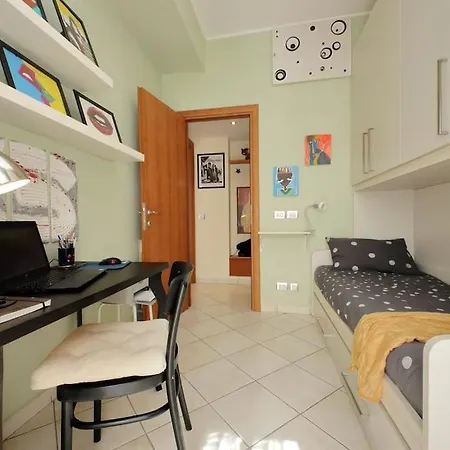 Relax Rome: Balcony Flat Near Gemelli Station Apartment