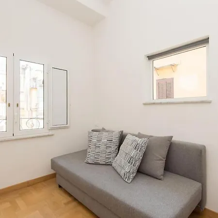 Trevi Fountain Luxury Apartment