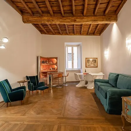 Chic And Style In Historical Via Giulia Appartement