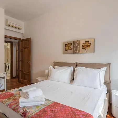 Bright Apt 2 Bedroom And Balcony