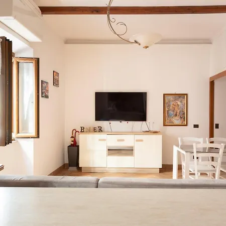 Elegant & Quiet Apartment Next To Colosseo