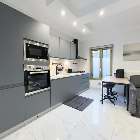 Luxury Apartment - Near Metro - Private Parking