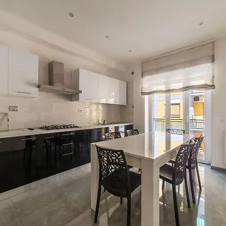 Joivy Delightful 3-Bed Flat With Balcony Apartment