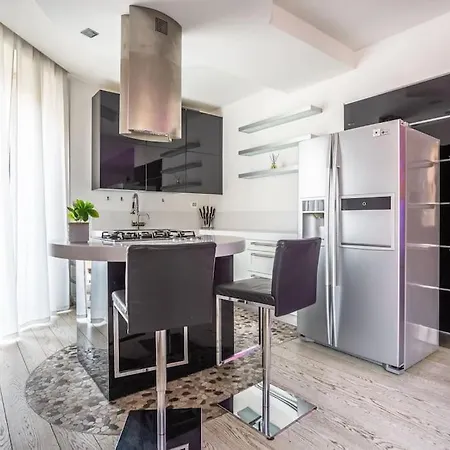 Charme & Luxe 2 Bedroom Apartment City Center