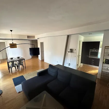 Modern Flat - Downtown Apartment