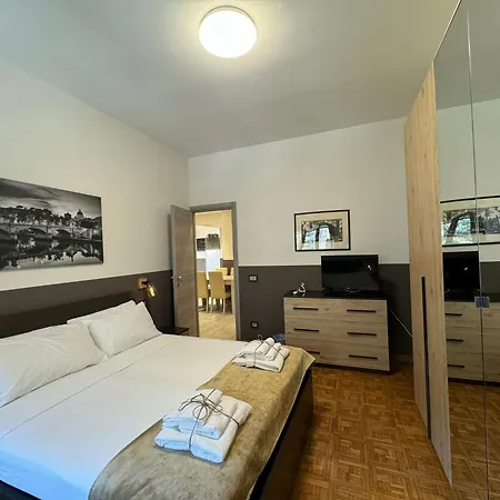Laura'S House In Alberone Apartment