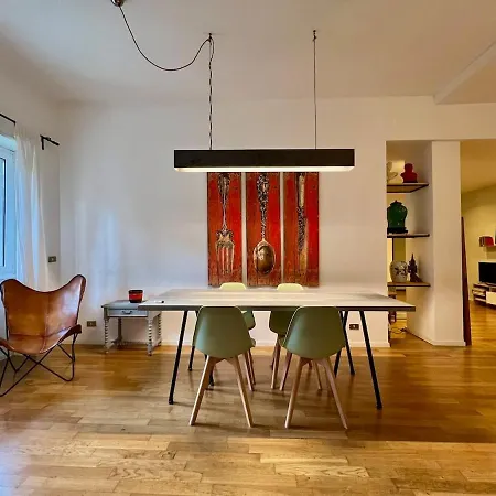 Stylish Apartment With Private Parking, Garden And Metro