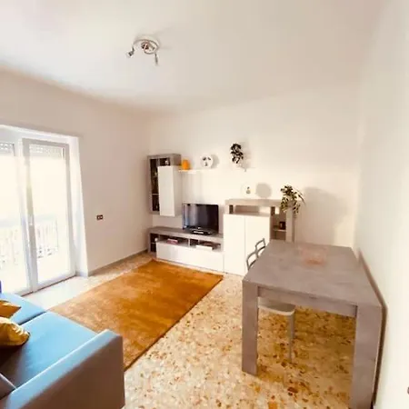 Charming & Quiet With Private Deck Next To Metro Apartment