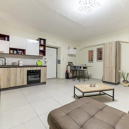 Luca Flat - Tiburtina Train Station & Wi-Fi Apartment