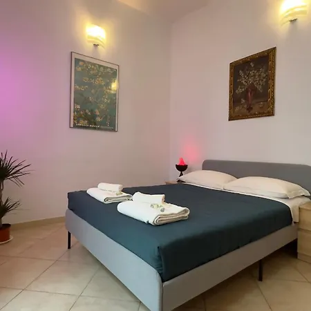 Trevi Room In Center Of Rome