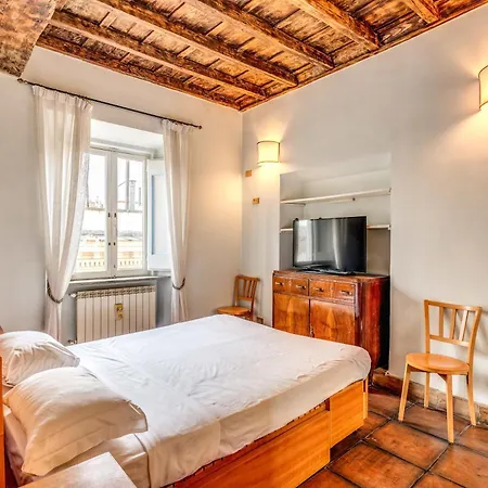 Flat With Lovely Views Near Piazza Navona