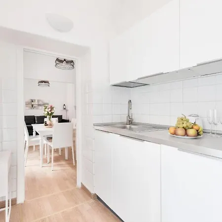 Apartment By The Colosseum - White Chic Flats