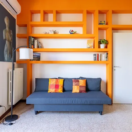 Colorful House On The Tiber Apartment