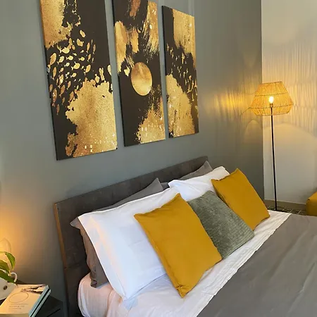 Bright Apartment Near San Pietro