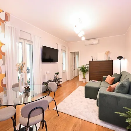 Monti Luxury Patio Apartment
