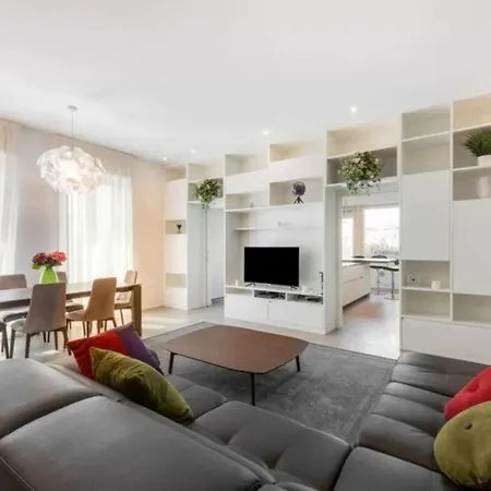 Ampli Apartament De 3-Habitacions A Roma