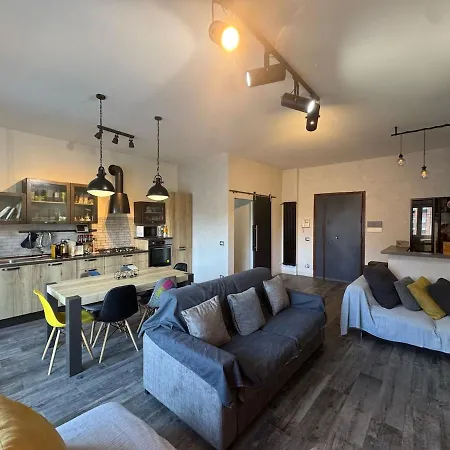 Relax & Explore Stylish Apartment In Rome