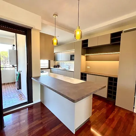 Stylish Spacious 3-Bedroom Apartment, Open-Space Kitchen, 3 Balconies!