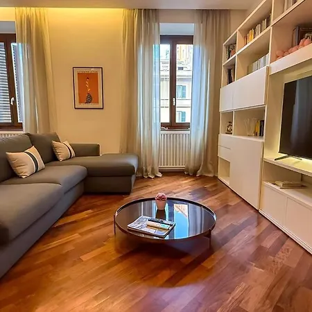 Elegant Roman Escape Walk To The Colosseum