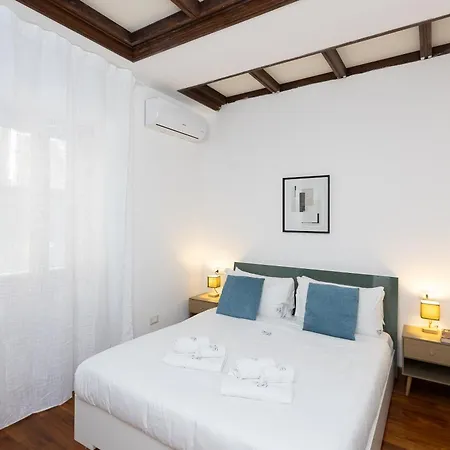 Vicolo Trevi Apartment By Rental In Rome
