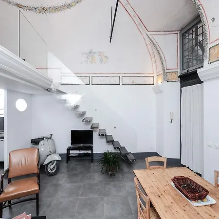 Ancient Trastevere Vespa Loft Apartment